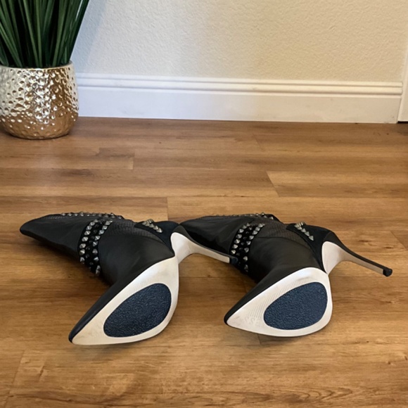 Guess Gwynx Black Studded Leather Back Zip Ankle Boots - Picture 3 of 3